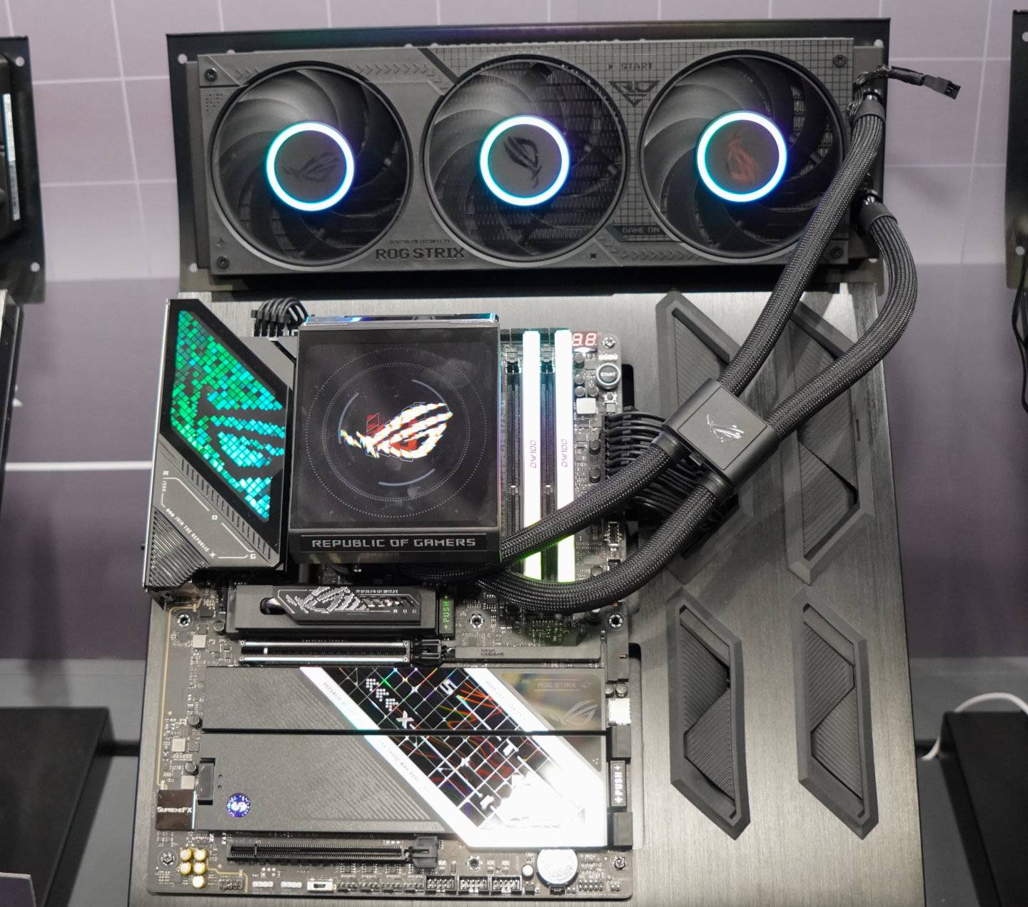 ROG Strix LC IV 360 ARGB LCD一體式水冷散熱器搭載5.08吋螢幕，它最大的特色是整組散熱器只有2條水冷液管路，不需任何額外電線。