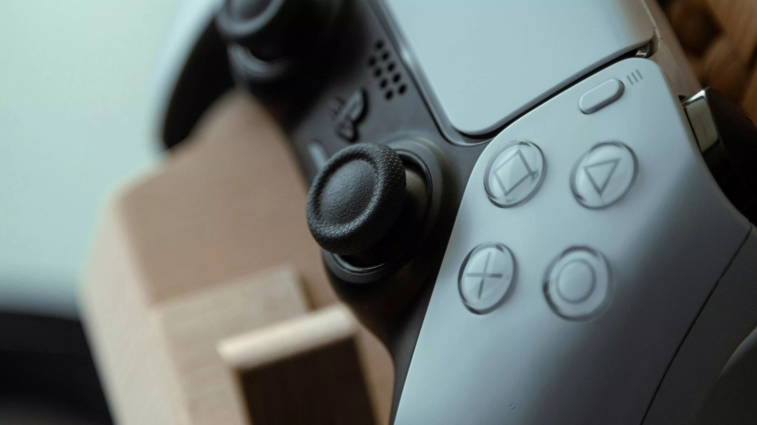 Sony再亮黑科技專利!未來PS手把按鍵「軟硬會變」 甚至能模擬陷入沼澤的抓握感