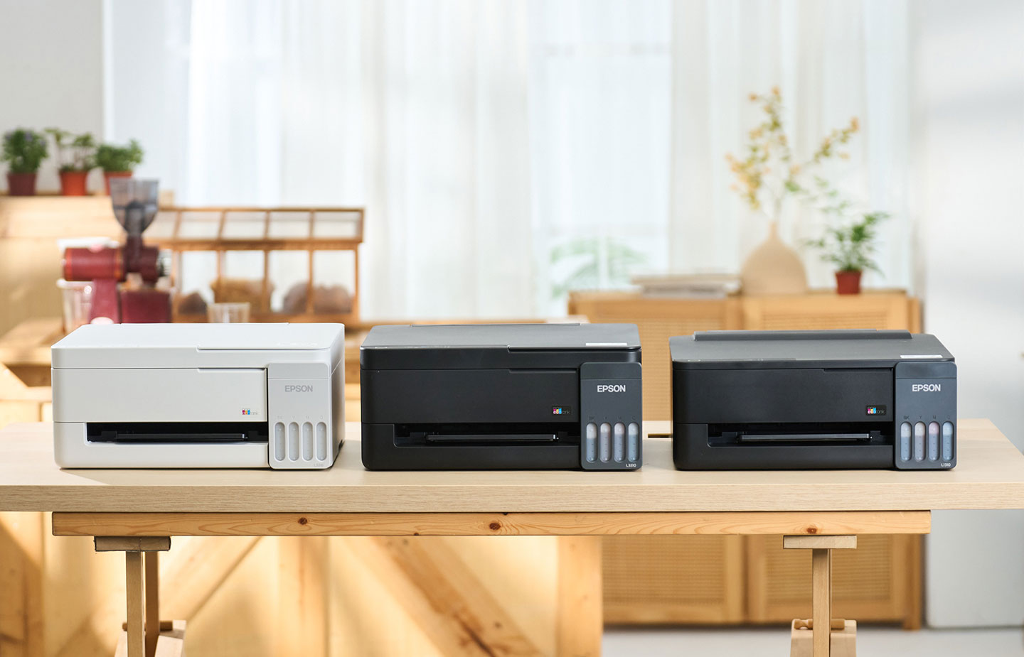 Epson 今年推出的全新連續供墨列印系列機種：單一列印功能的 L1310（圖右）、三合一功能的 L3310（圖中）與同樣三合一功能白色款的 L3316（圖左）。