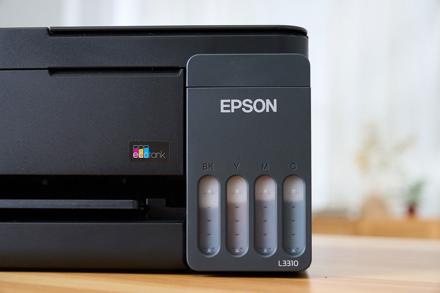 Epson L3310 機身前側設有透明墨水窗，還加入刻印式色彩標示，讓墨水存量與對應顏色更容易判讀。
