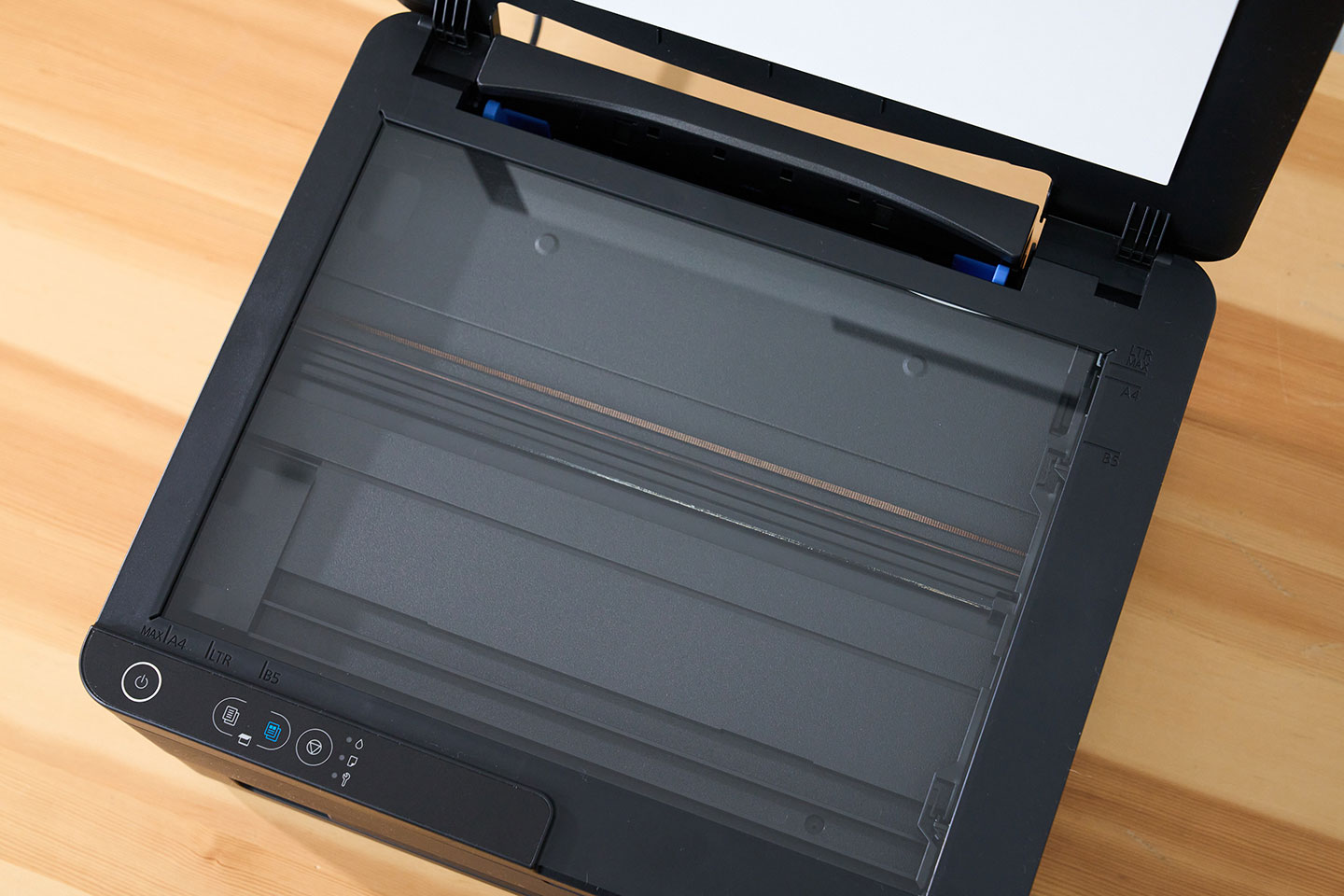 Epson L1310 的平台掃描器上蓋開闔角度有所升級，進行文件或書本掃描時會更便利。