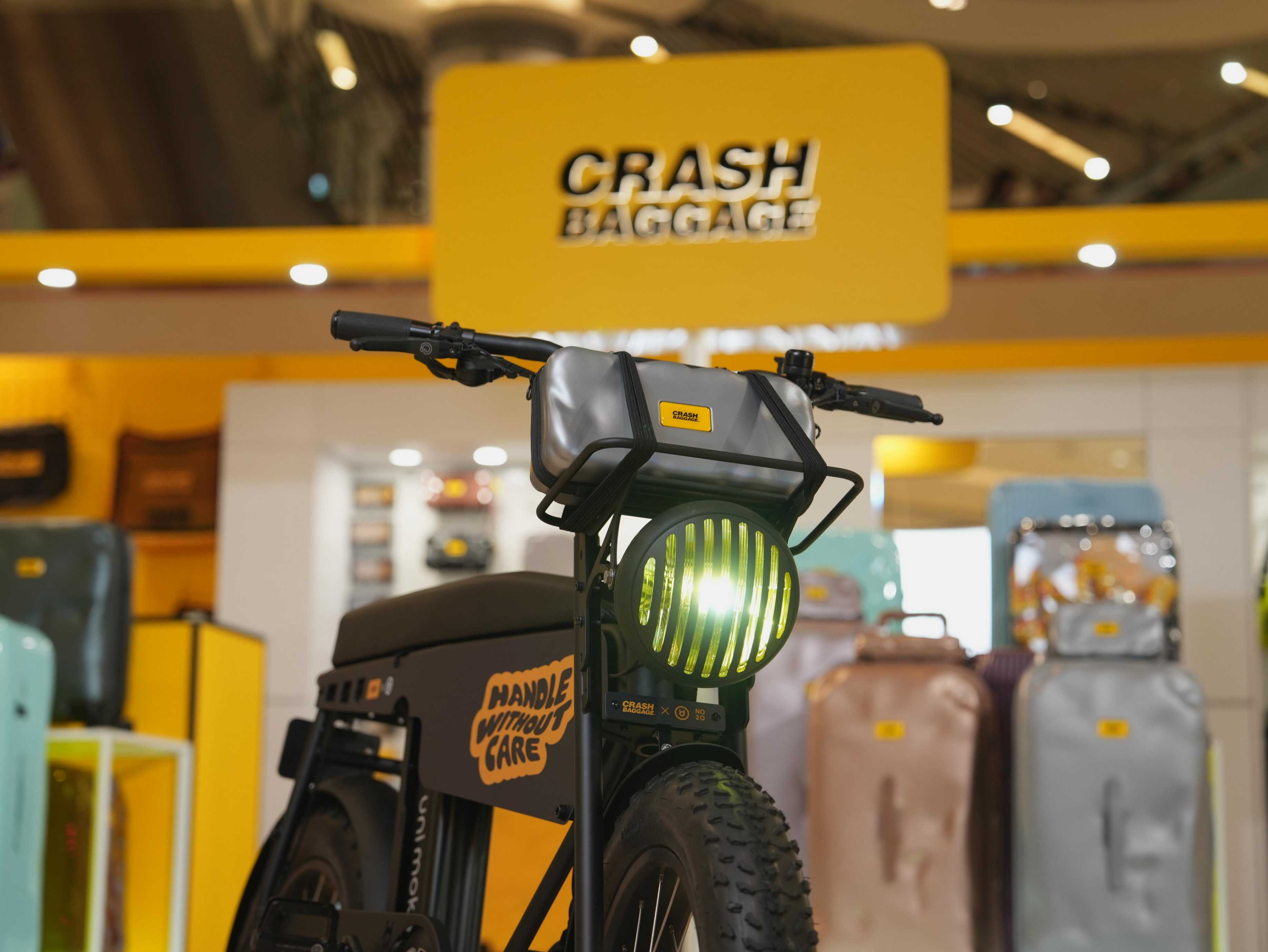全台限量 22 台!Crash Baggage 攜手 Urban Drivestyle 推聯名電輔車