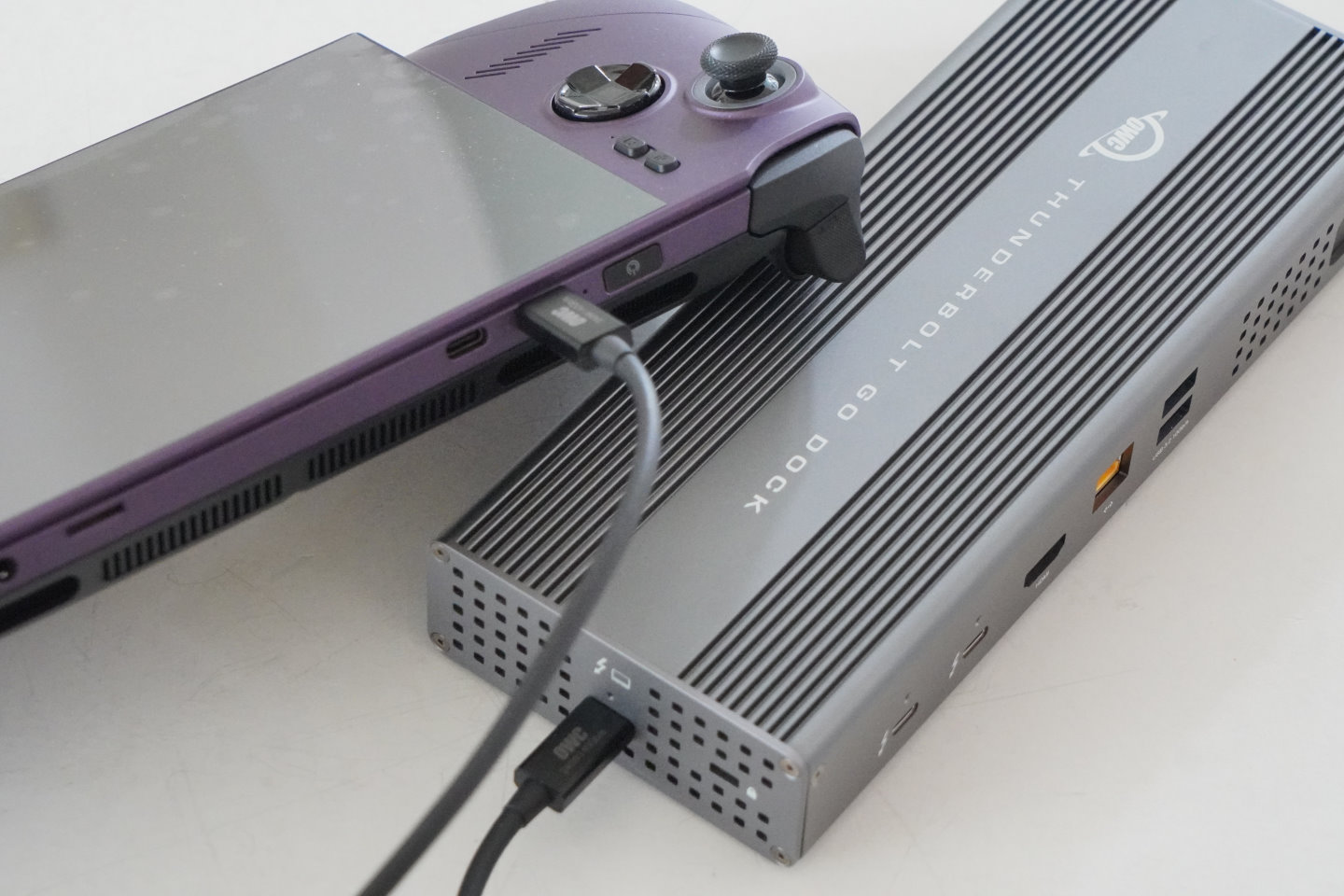 掌上型主機搭配Thunderbolt 4擴充底座，只需連接1條Thunderbolt 4纜線就可以完成外接螢幕、鍵盤、滑鼠、網路、電源的「模式切換」，滿足攜帶外出、與回家定點使用等2種需求。