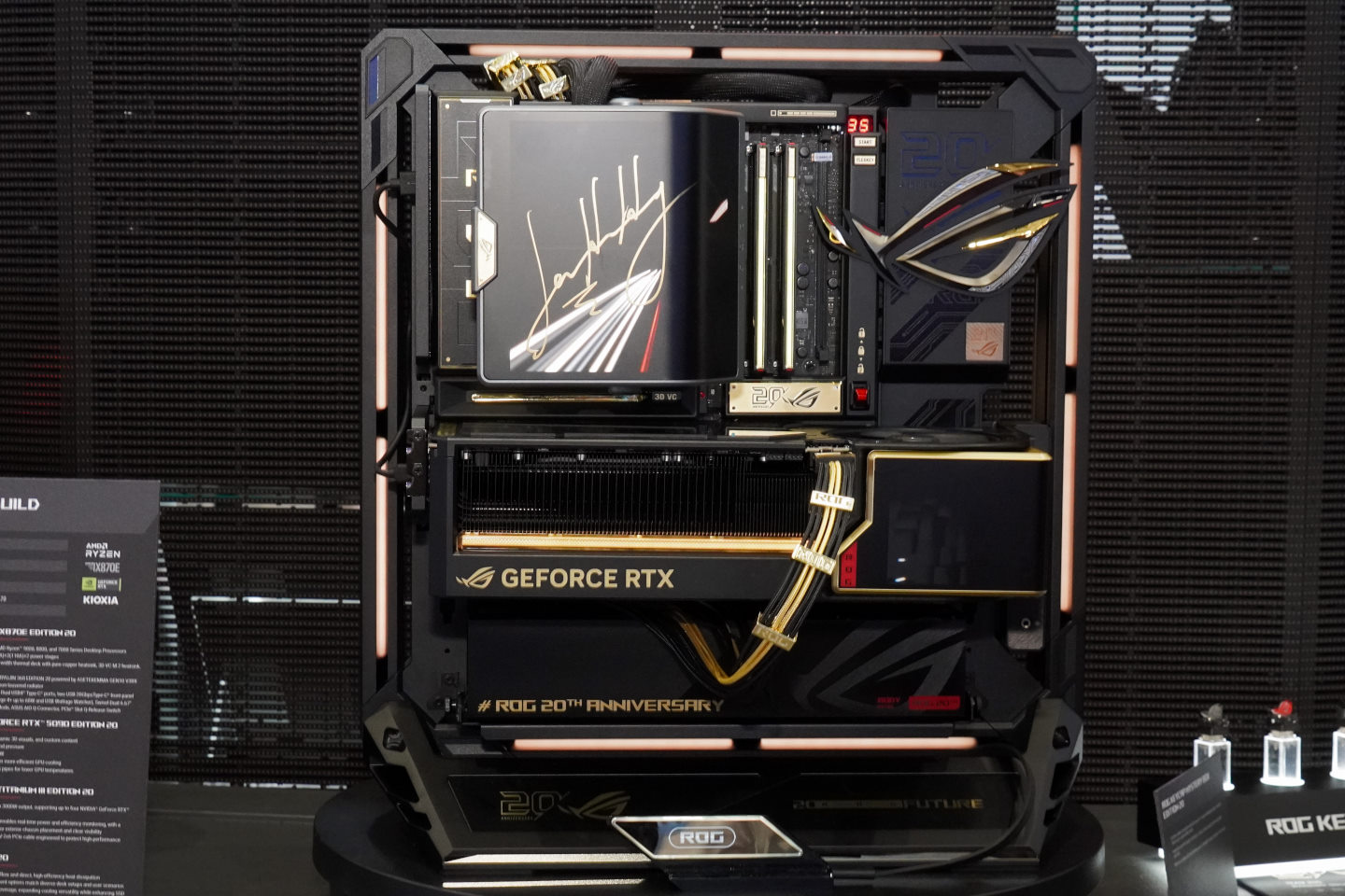 水冷頭的螢幕上還有NVIDIA創辦人暨執行長黃仁勳到訪攤位留下的親筆簽名。