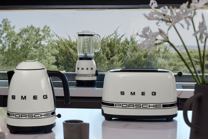 把 Porsche 賽道美學搬進家中!SMEG 推出聯名復古冰箱、咖啡機,7/18 限量開賣