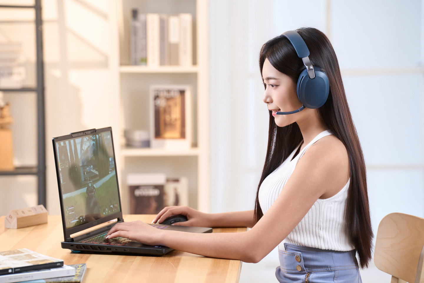搭配 2.4GHz 無線接收器，延遲低於 30 毫秒，遊戲時聲音與畫面同步不脫節，反應不打折扣。