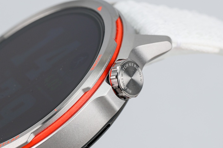 錶圈、錶冠、側邊按鈕全面採用航天級的鈦合金材質，錶冠上還可見 HUAWEI WATCH GT RUNNER。