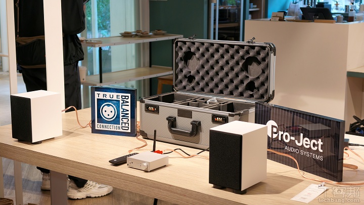 尚馬電聲展示由 Pro-Ject Speaker Box 3 E Carbon 搭配迷你擴大機組成的 Travel Set (NT$38,800元),適合桌面與小坪數使用。
