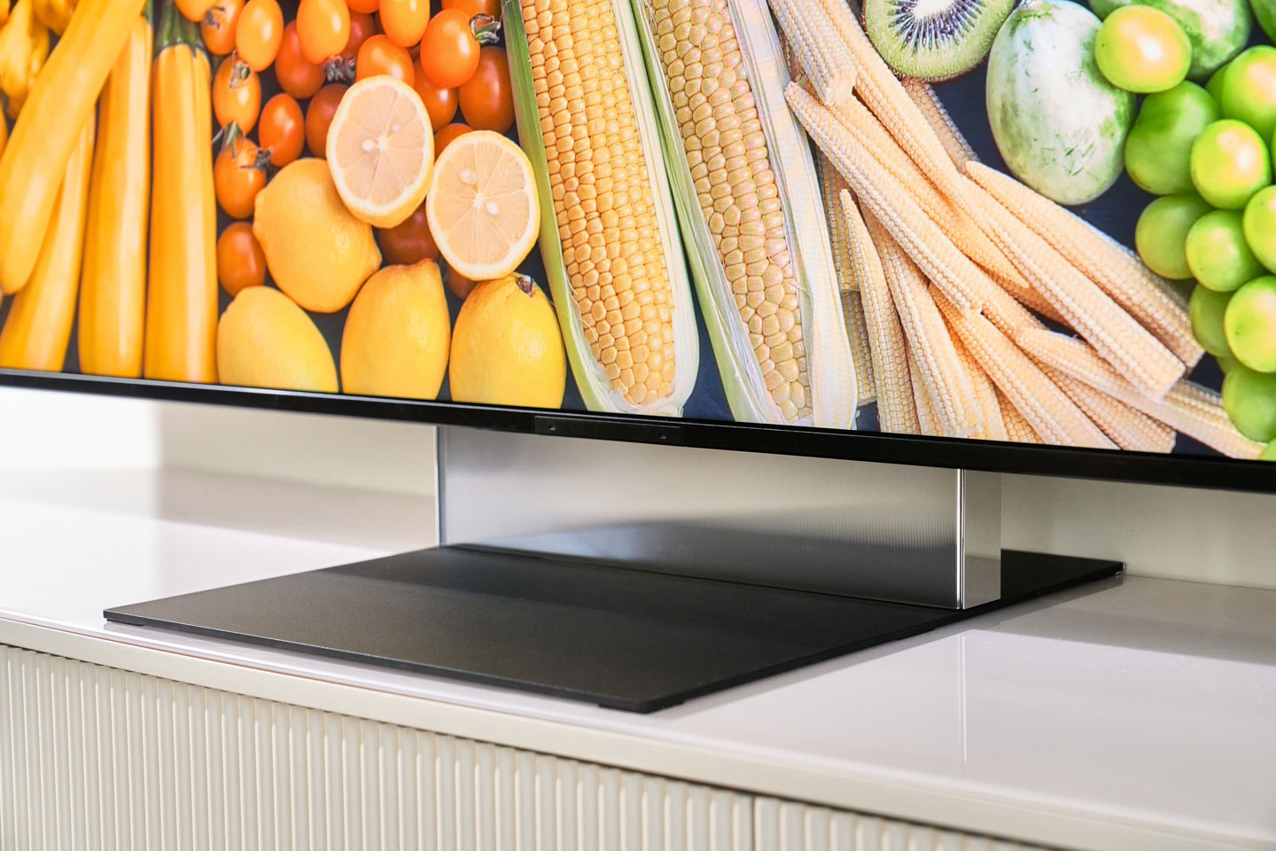 Sony BRAVIA 全新的幻隱底座，讓電視彷彿懸浮於底座之上，還能藉由光影折射來藏線，線條極其俐落簡約，展現細膩的日式工藝設計。