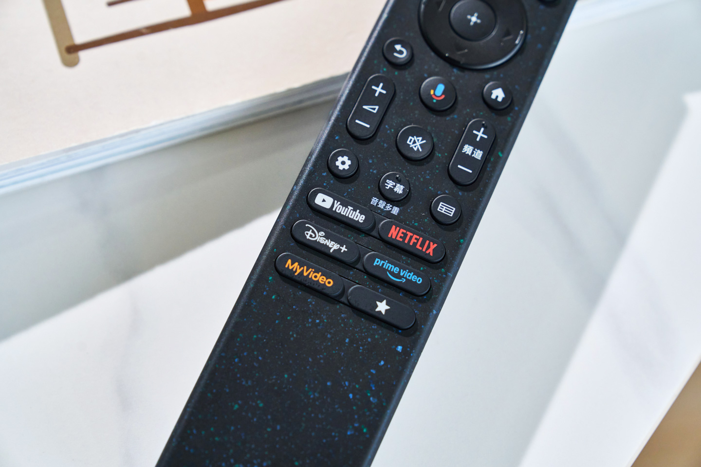 智慧語音遙控器上設有 YouTube、Netflix 等串流快捷鍵，一鍵直達常用服務。