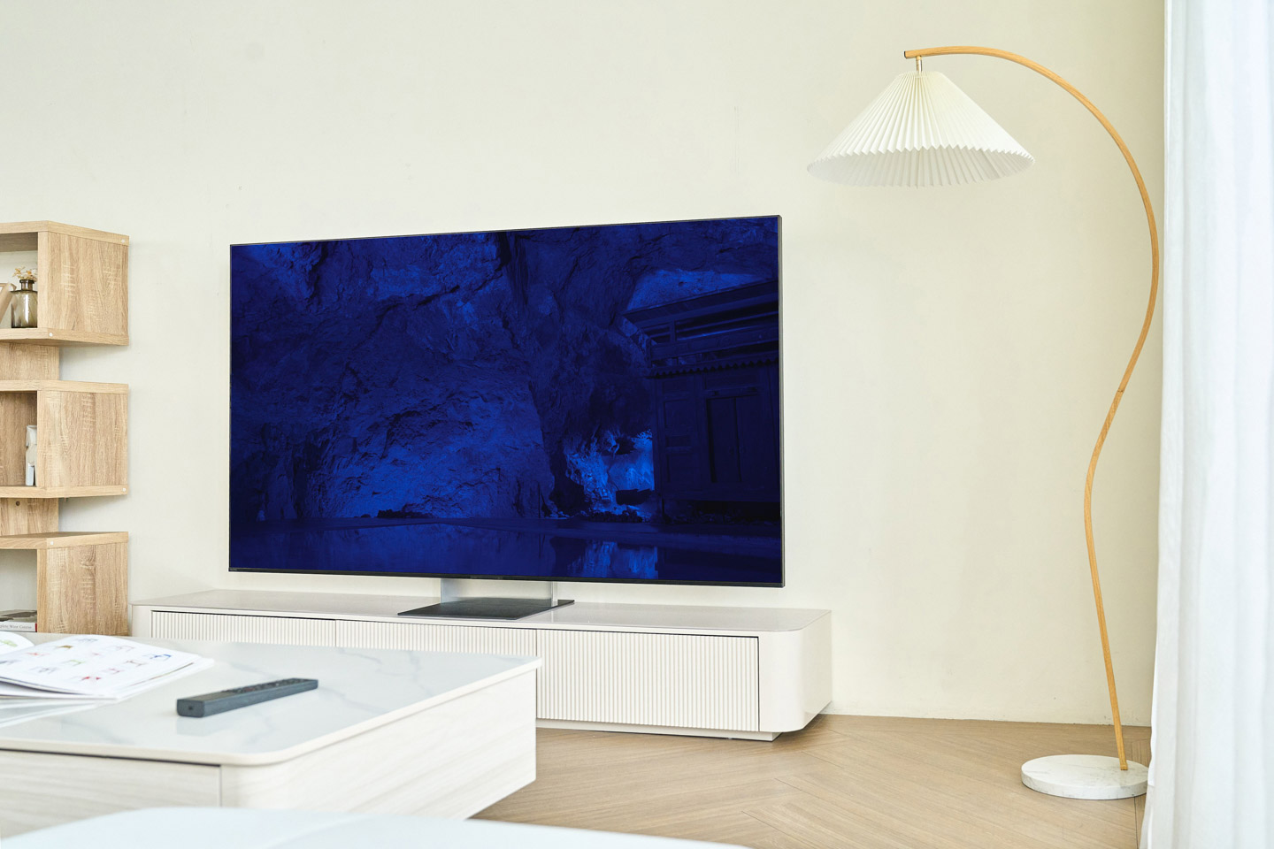 岩壁透過 Sony True RGB 獨立控光，暗部岩壁紋理清晰可見，藍光色彩純淨，明暗層次分明。