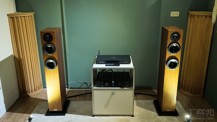 ▼ 全新的兩聲道音響室，主要以 Hi-Fi 音樂欣賞為核心，透過不同尺寸與定位的喇叭，讓消費者能依照居家空間、預算與聆聽習慣，比較不同產品之間的聲音特色。該空間主要展示芬蘭 Penaudio 的書架與落地式喇叭，搭配串流播放器及擴大機，打造貼近居家情境的 Hi-Fi 試聽環境。