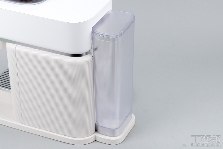 後置透明水箱：透明水箱設於機身後側，剩餘水量可直接從外部確認。