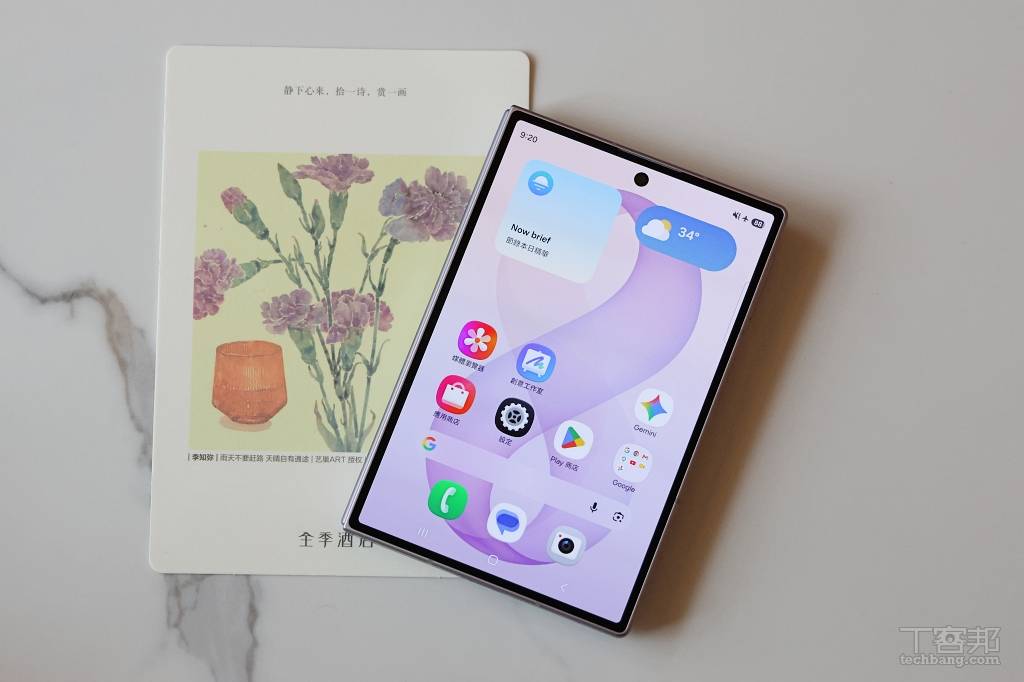 Galaxy Z Fold 8 比一般常見的明信片大小再小一點。