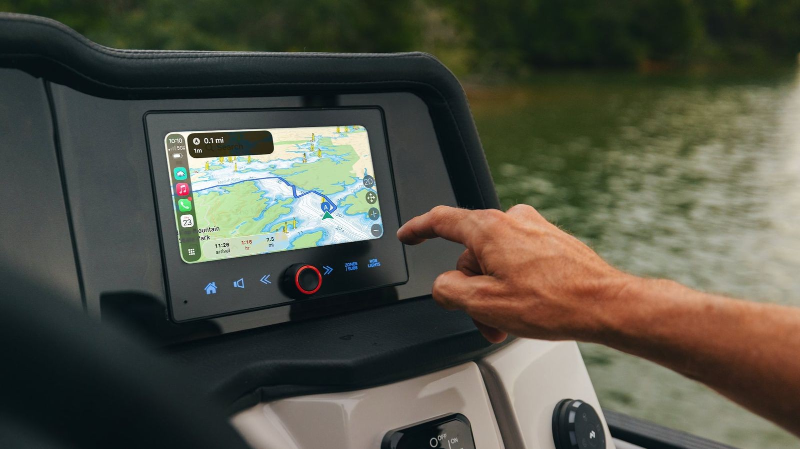蘋果 CarPlay 正式「下海」！知名遊艇首度導入智慧座艙　導航海圖無縫同步