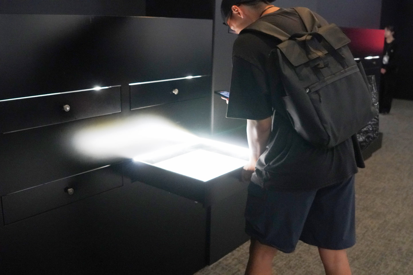 展場內也準備了2組大型抽屜燈箱，打開後就能看到好康的！