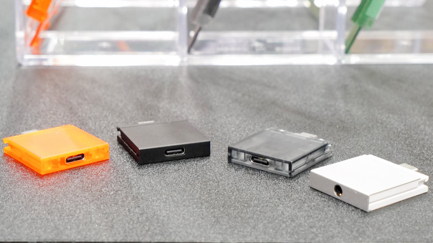 多種I/O模組也提供透橘、黑、透灰、銀色等顏色，並具有USB、HDMI、DisplayPort、有線網路、SD讀卡機、micro SD讀卡機等不同功能的模組可自行替換。