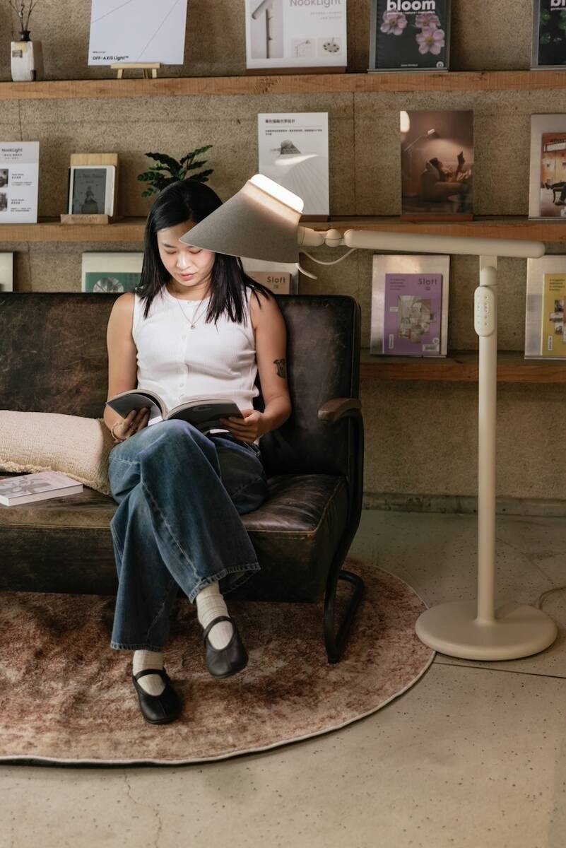 Nooklight使光線均勻又不刺眼的落在書本區域,創造「精準的閱讀光域」