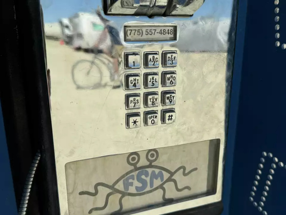 超強改裝！火人祭必看「Playa Phone」古董電話接上星鏈網路，無訊號荒原也能隨機與世界尬聊