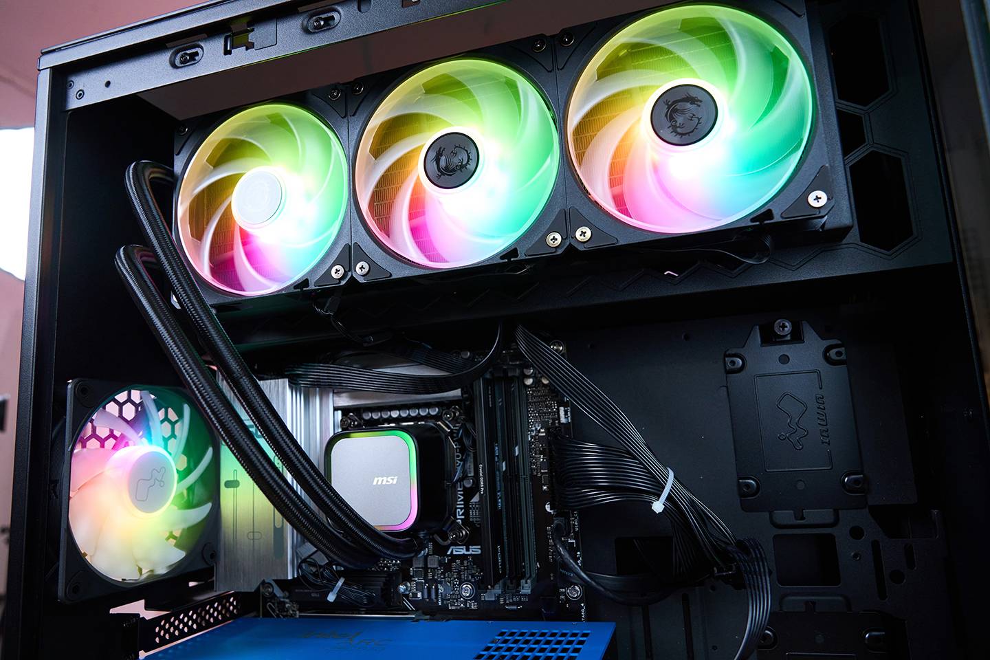 針對高效能的 Intel Core Ultra 7 270K，Genuine Ultra Zeus Pro 搭配了 MSI MAG CORELIQUID C360 360mm一體式水冷系統確保系統全速運行時依舊保持穩定。