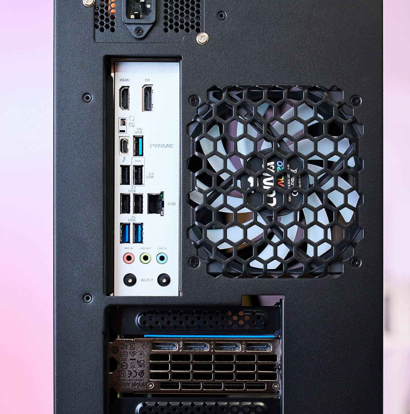 機身背面的主板 I/O 埠，以及下方 Intel Arc Pro B70 提供的四組 DP 2.1 埠。