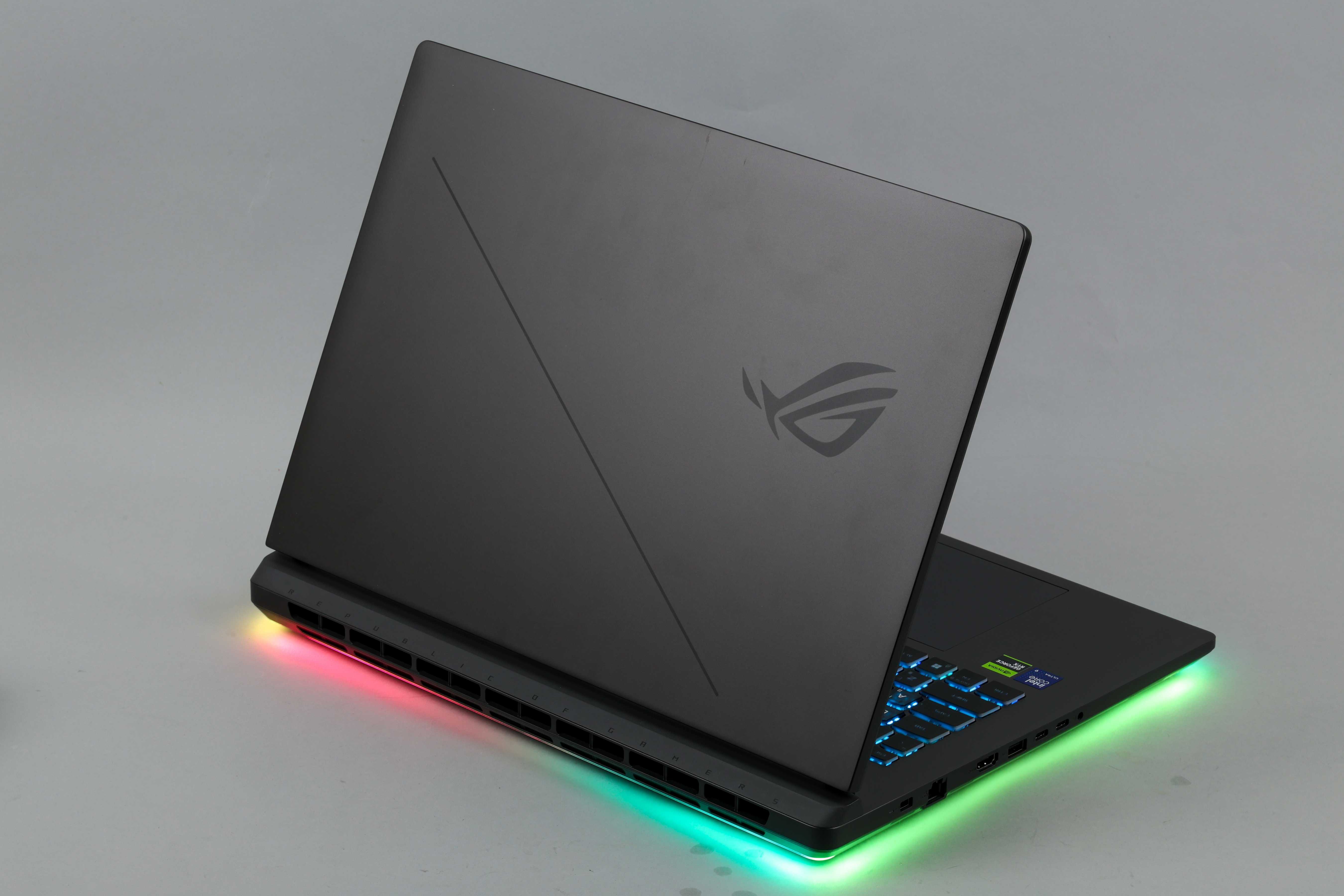 今年 ROG Strix G18 在外觀設計上，保有 Strix 系列標誌性的街頭潮流電競風格，又在工藝細節上展現更成熟的收斂感，而開機後最搶眼的莫過於環繞機底邊緣的全周邊 360 度 RGB 燈條。