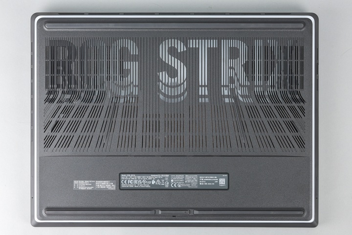 機身底部結合遊戲、電影與動漫文化的電競語彙，將 ROG STRIX 的字體與氣流開孔結合。