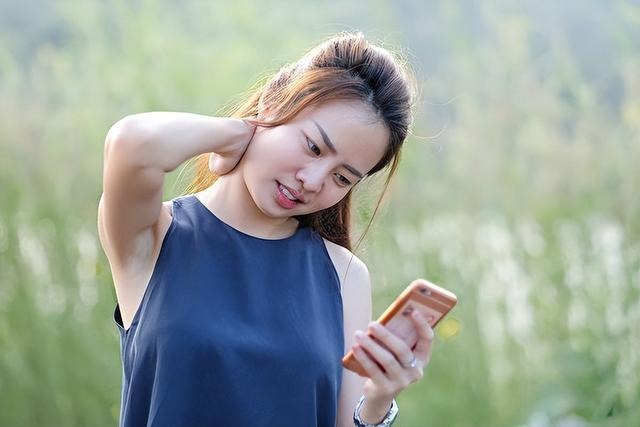 滑手機越滑越累？最新研究警告：比起「使用時長」，這種滑法更傷大腦與頸椎