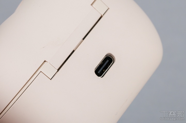 USB Type-C 充電介面:充電盒底部配置 USB Type-C 充電埠,並支援 10 分鐘快速充電,可用 2 小時,臨時需要補充電力也相當便利。