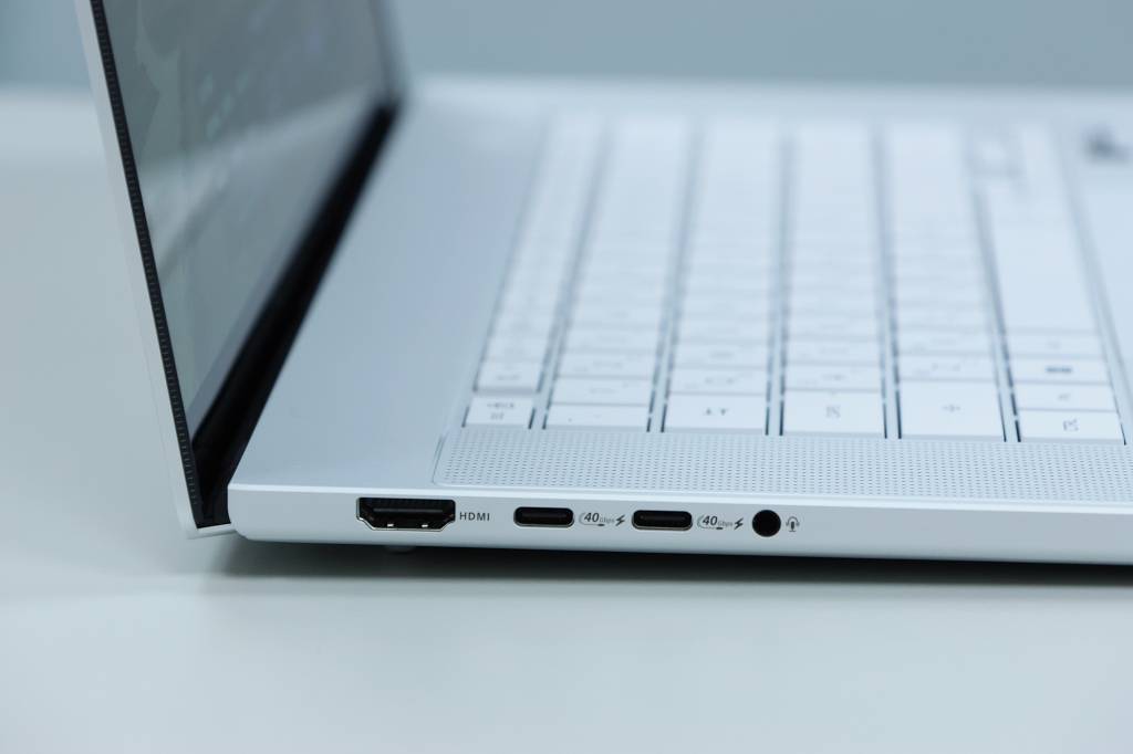 機身左側有 DMI 2.1、USB 4.0 Gen 3 Type-C（支援顯示輸出/供電，傳輸速度最高 40Gbps）、3.5mm 耳麥孔。