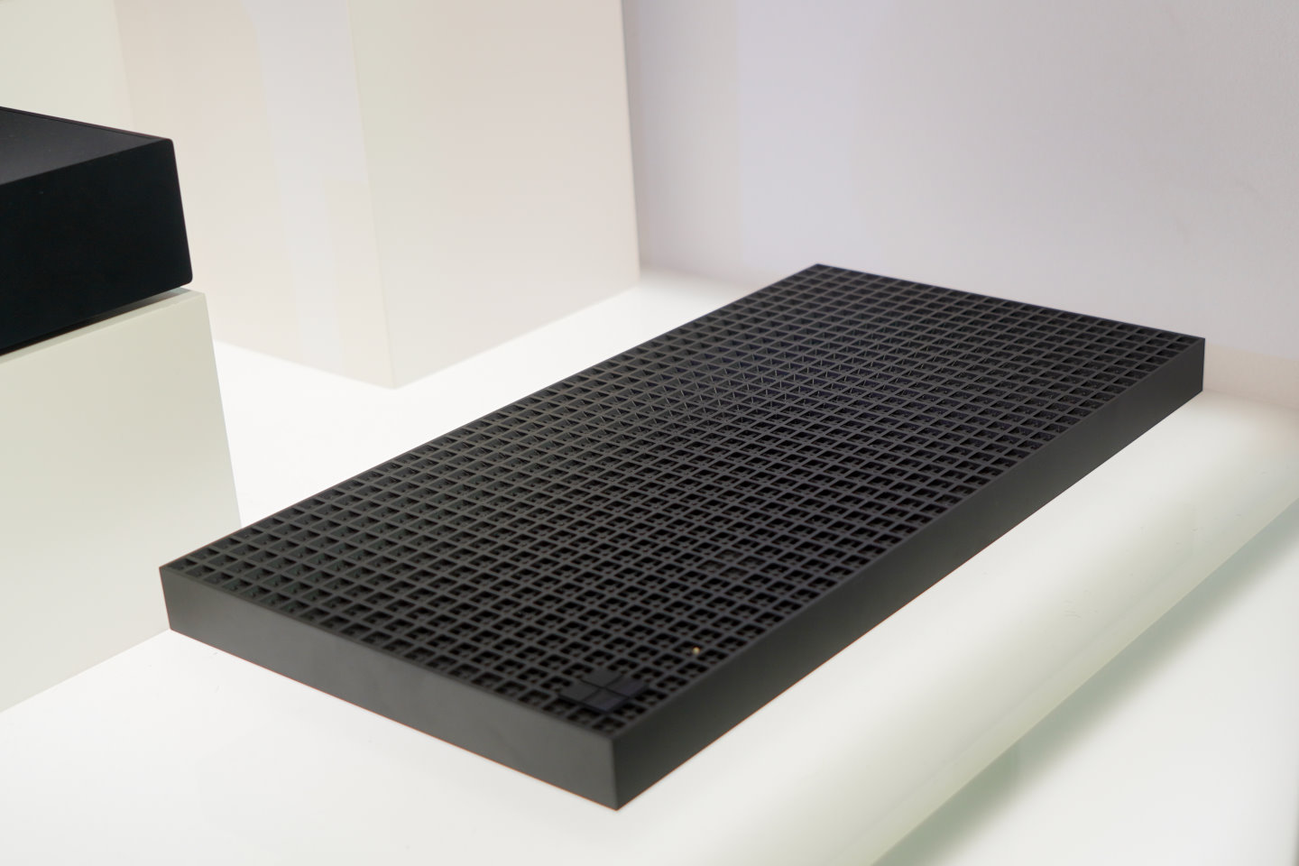 Surface RTX Spark Dev Box的造型相當特別，從上面看過去點像一大片巧克力。