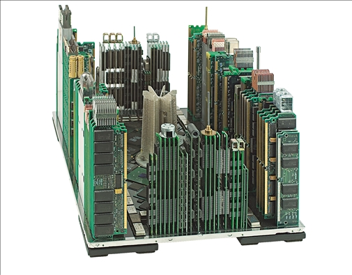 舊主機板、記憶體、散熱器變身建築模型，資源回收也能大玩創作藝術