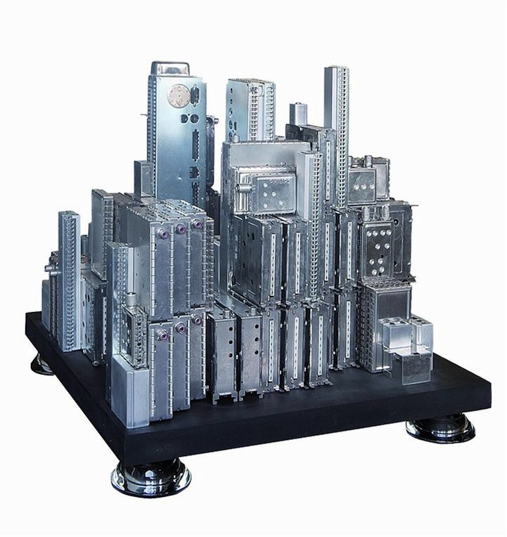 舊主機板、記憶體、散熱器變身建築模型，資源回收也能大玩創作藝術